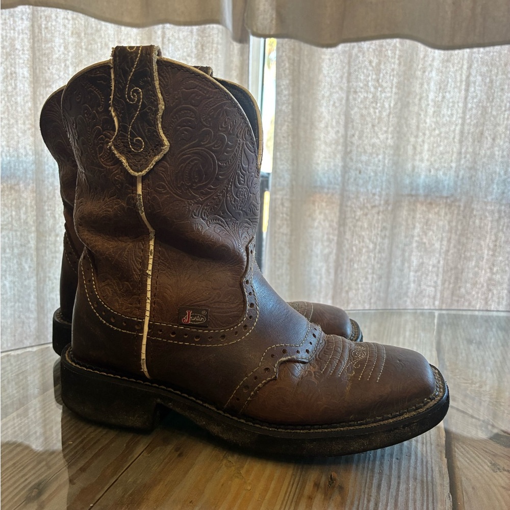 Women’s Justin boots size 6.5 B